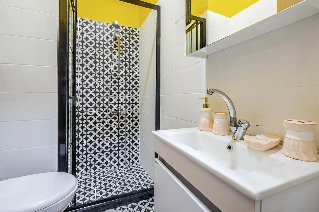 Centrally Located Flat With Balcony In Uskudar Istanbul Türkei